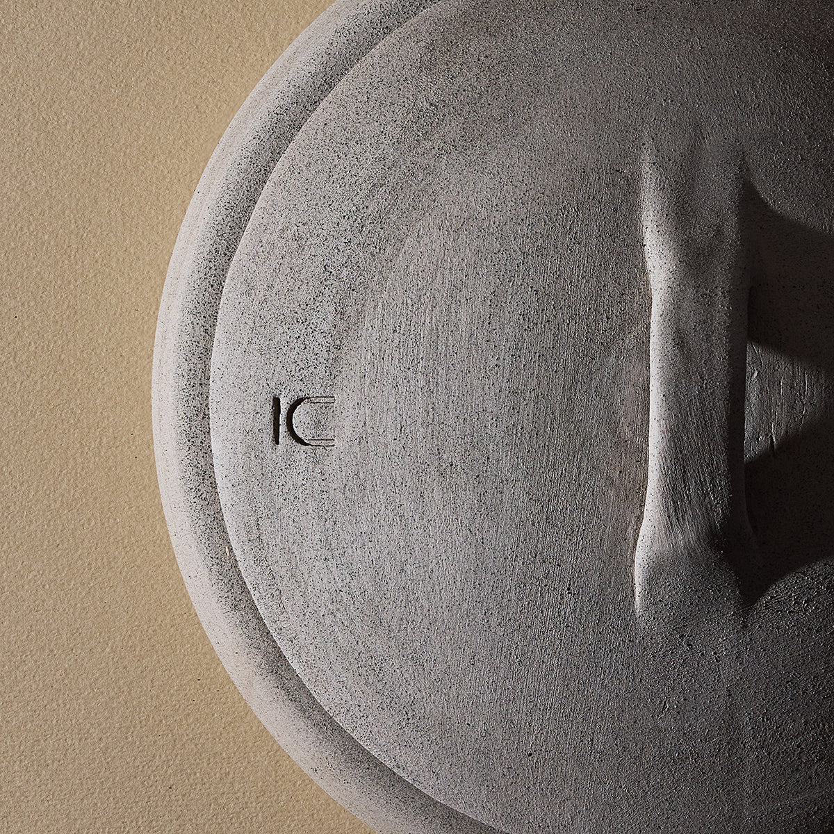 כד חרס עם נר ציטרונלה לשימוש בחוץ