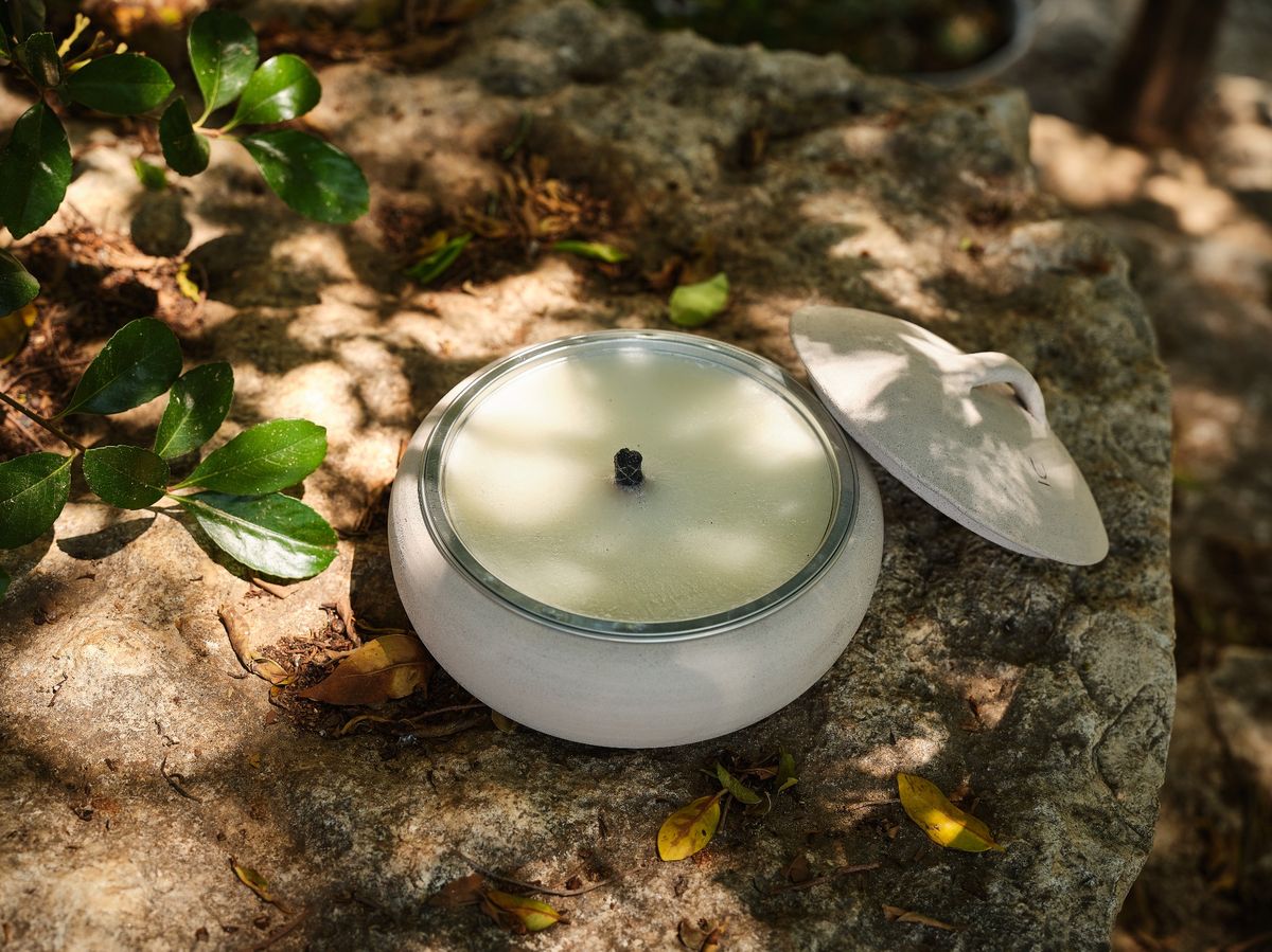 כד חרס עם נר ציטרונלה לשימוש בחוץ